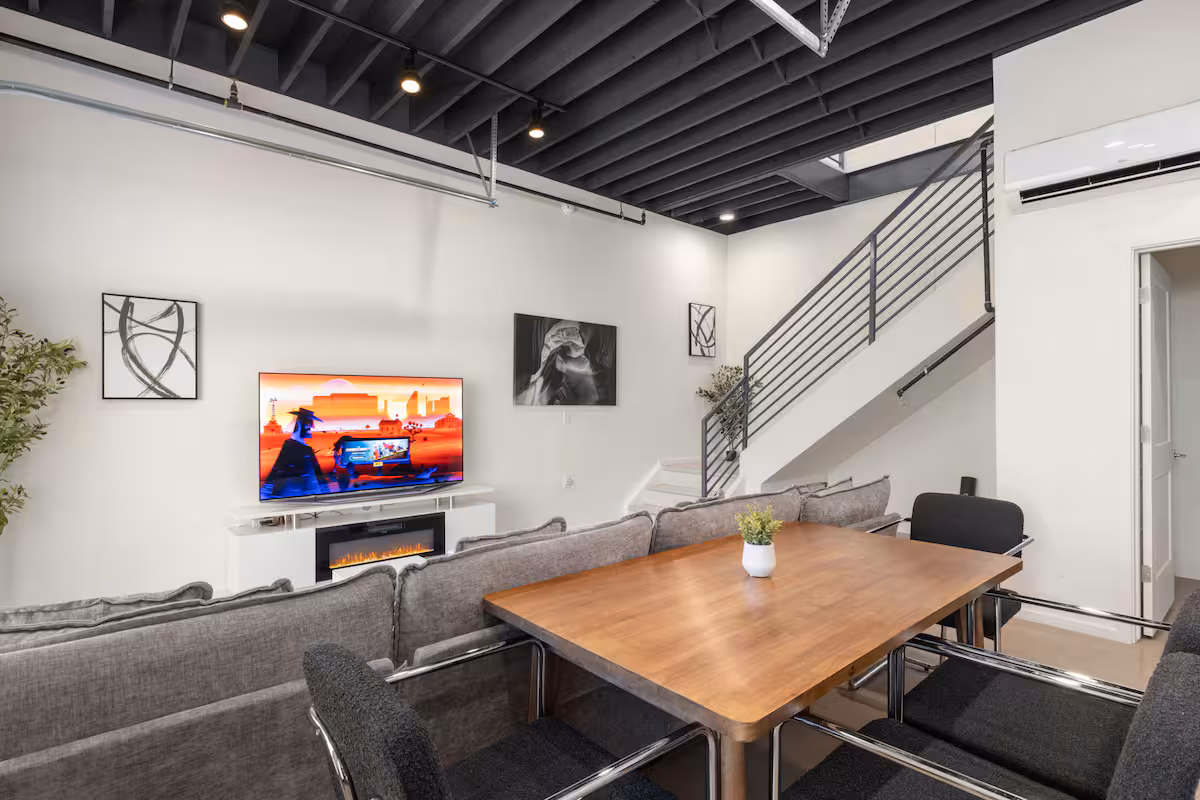 Trendy Modern Downtown Loft 1